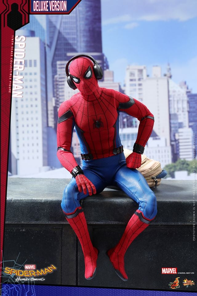 Hot Toys –MMS426 – Spider-Man: Homecoming – Spider-Man Collectible Figure (Deluxe Version)