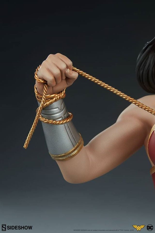 [Pre-Order] SIDESHOW COLLECTIBLES - WONDER WOMAN BUST