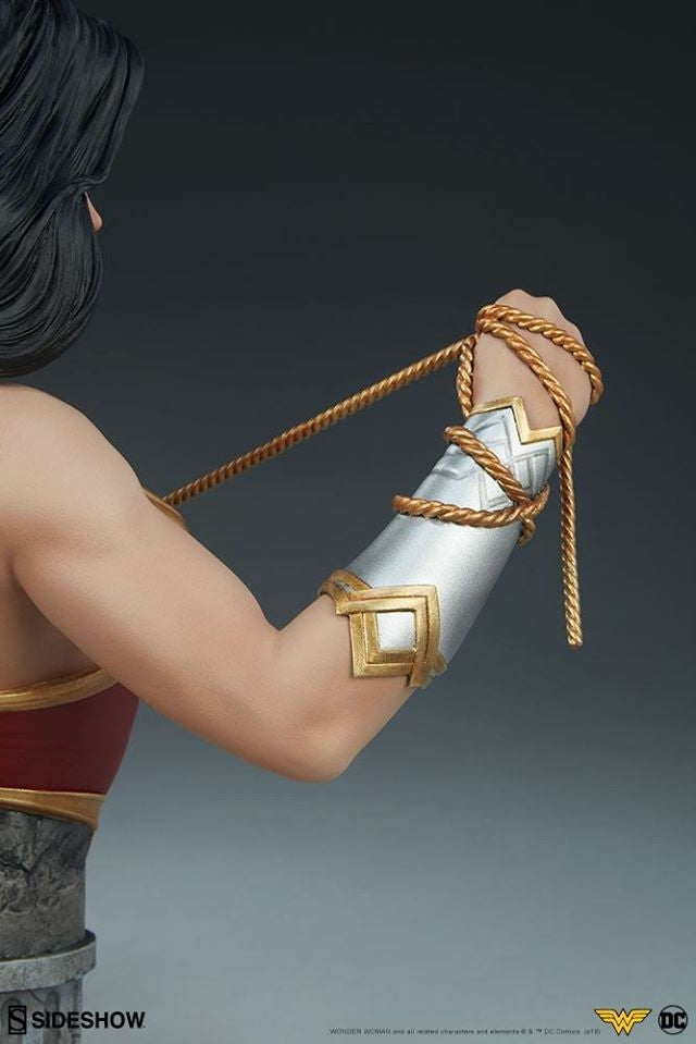 [Pre-Order] SIDESHOW COLLECTIBLES - WONDER WOMAN BUST