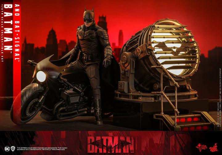 Hot Toys - MMS641 - The Batman - 1/6th scale Batman and Bat-Signal Collectible Set