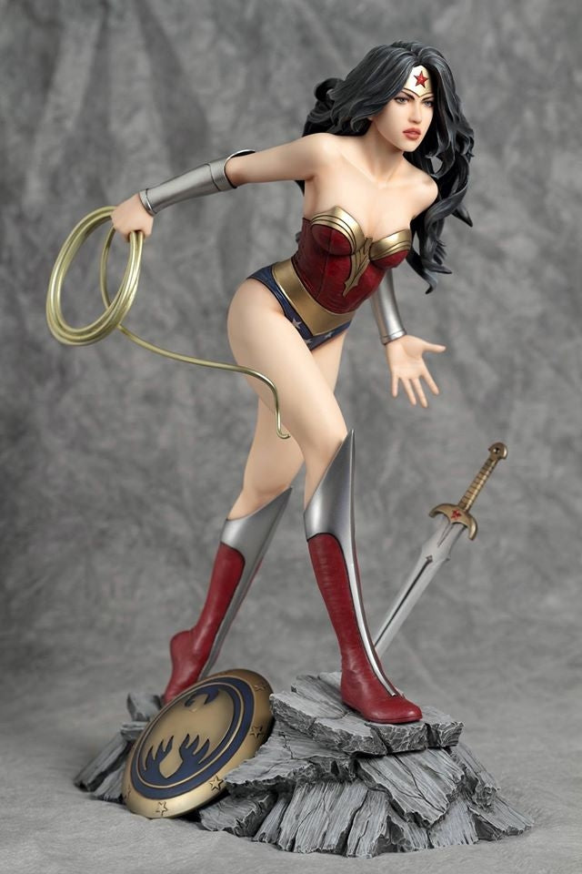 Yamato USA - Dc Comics Collection “WONDER WOMAN” By Luis Royo