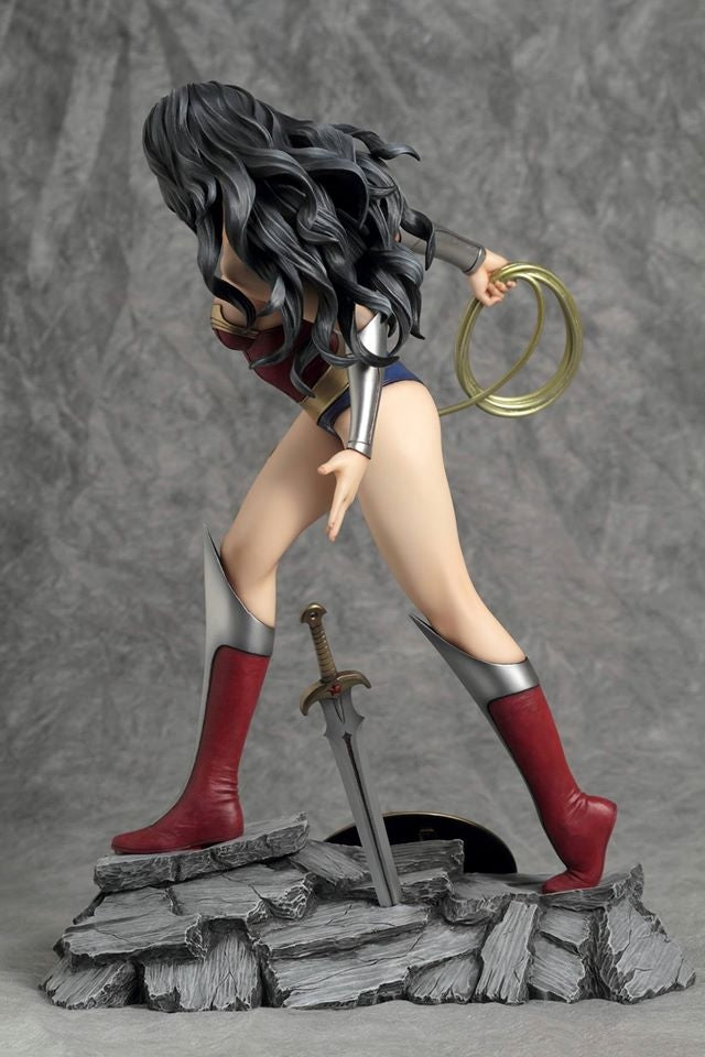 Yamato USA - Dc Comics Collection “WONDER WOMAN” By Luis Royo